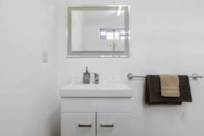 Deluxe Twin Room Bathroom at Buccaneer Motel Long Jetty NSW